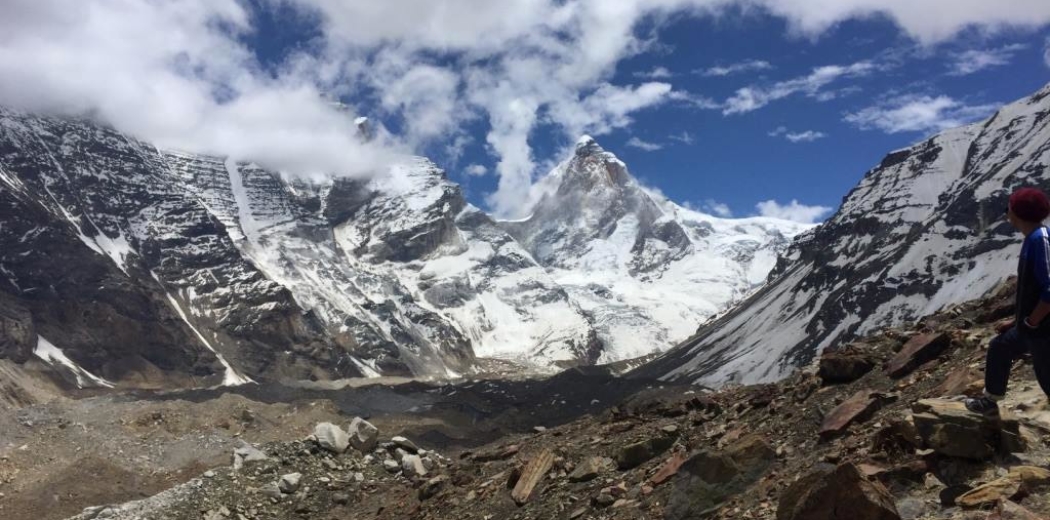 Approaching KedarTal. [Three passes trek : Audens-Mayali-Patangini Dhar]